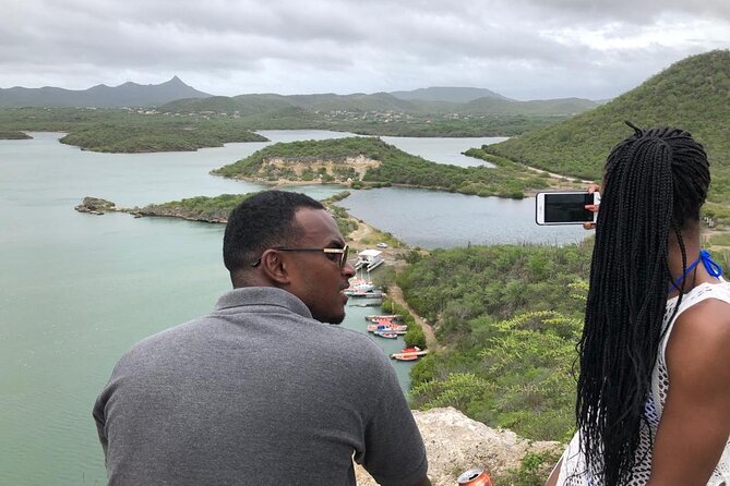 Curaçao West Coast Tour: Hato Caves, Grote Knip & Daaibooi Beach - Daaibooi Beach and the rocky waterline