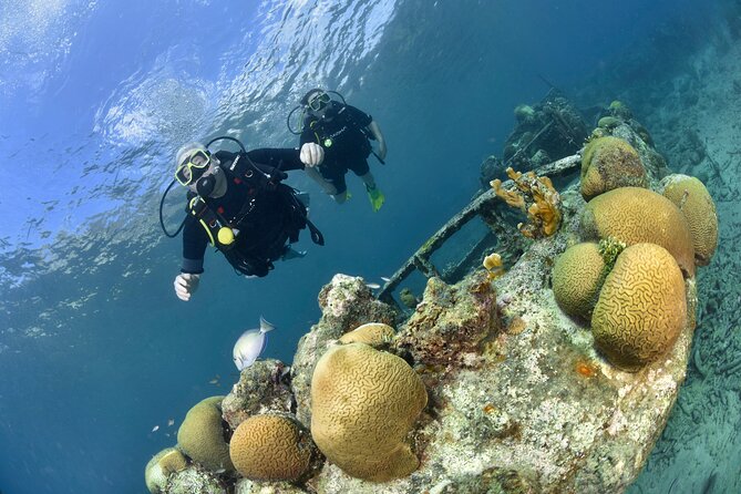 Discover Scuba Dive in Curacao - The short theory lesson before getting wet