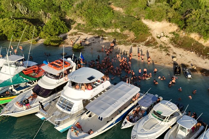 Sunday Boat Festival/Meet up with Dj’s, open bar & snacks - Fuik Bay is the real setting, not just a backdrop